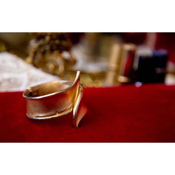 7 Inch Vintage Victorian Crown Trifari Hinged Bangle Bracelet - RG1 - Picture 8 of 10